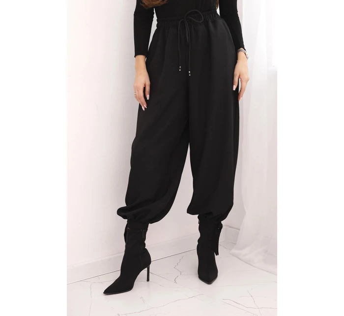 Dámske široké nohavice so zaväzovaním v spodnej časti čierne