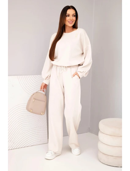 Dámský komplet máslová mikina s broží a kalhoty s model 21921262 nohavicí béžový - K-Fashion