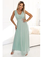 Dlouhé maxi šaty s a hlubokým výstřihem pistáciová barva model 22082632 - numoco basic Dlouhé maxi šaty s a hlubokým výstřihem pistáciová barva model 22082632 - numoco basic