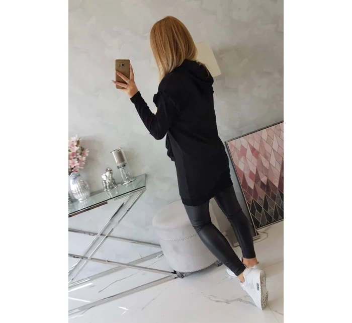 Šaty s ozdobnými volánikmi a kapucňou čiernej farby Šaty s ozdobnými volánikmi a kapucňou čiernej farby