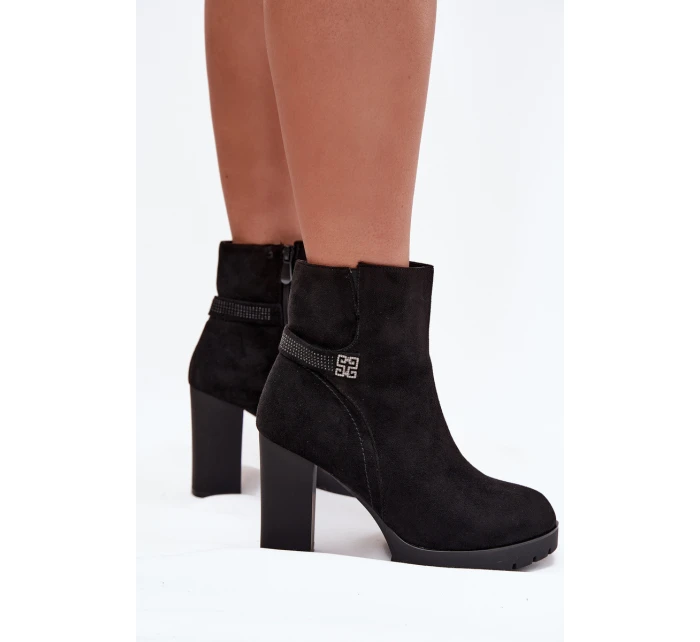 Ocieplane Botki Damskie Na Słupku Z Ozdobnym Paskiem Czarne Zayna Ocieplane Botki Damskie Na Słupku Z Ozdobnym Paskiem Czarne Zayna