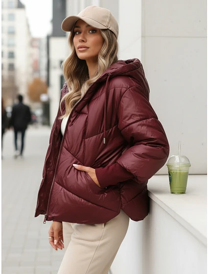 Krátká dámská prošívaná bunda s kapucí v bordové barvě FashionStreet TY5763