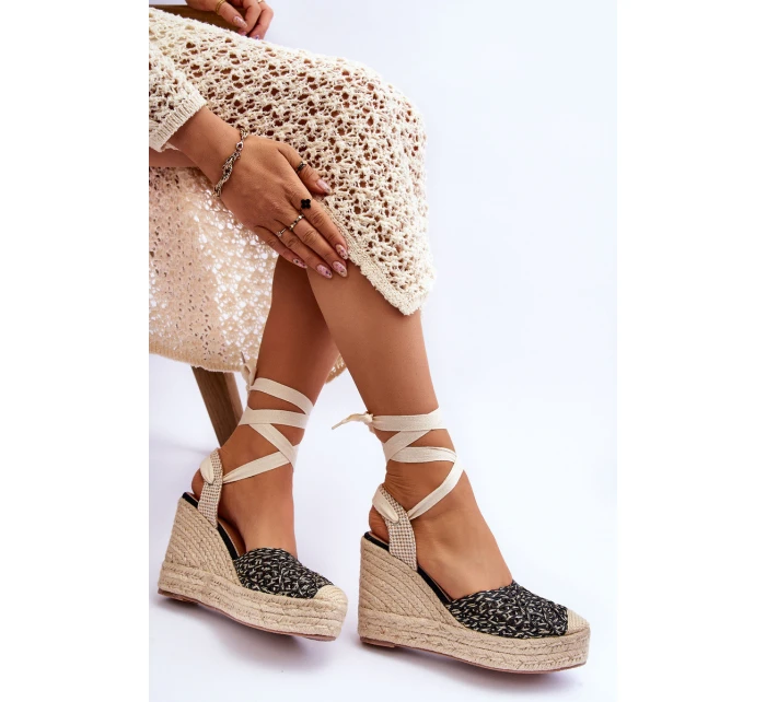 Vázané dámské sandály na klínu Černé model 21613945 - Boto Vázané dámské sandály na klínu Černé model 21613945 - Boto