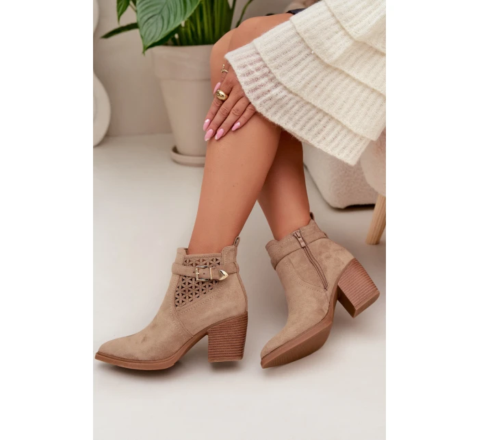 Dámské perforované kotníkové boty na podpatku s perforovaným vzorem a zlatým přezkou Béžové Deloriah