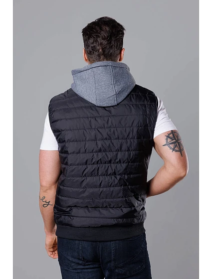 Černá pánská prošívaná vesta s kapucí model 18347850 - J.STYLE Černá pánská prošívaná vesta s kapucí model 18347850 - J.STYLE