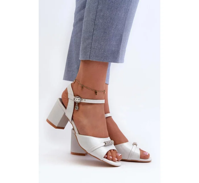 Sandále na podpätku 20241 strieborné - Vykročte štýlovo Sandále na podpätku 20241 strieborné - Vykročte štýlovo