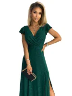 CRYSTAL Dlouhé lesklé dámské šaty v lahvově zelené barvě s výstřihem model 18025634 - numoco CRYSTAL Dlouhé lesklé dámské šaty v lahvově zelené barvě s výstřihem model 18025634 - numoco