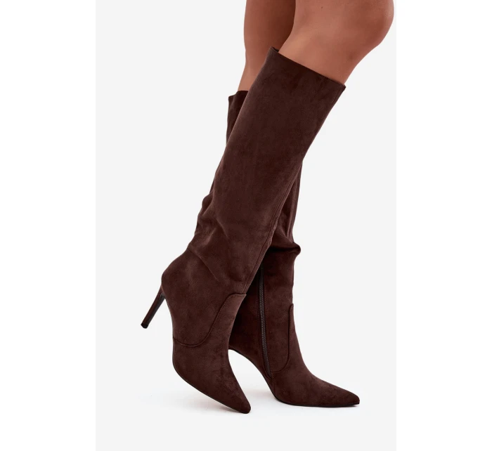 Zateplené dámské kozačky na jehlovém podpatku z eko semiše čokoládové model 21728457 - Boto Zateplené dámské kozačky na jehlovém podpatku z eko semiše čokoládové model 21728457 - Boto