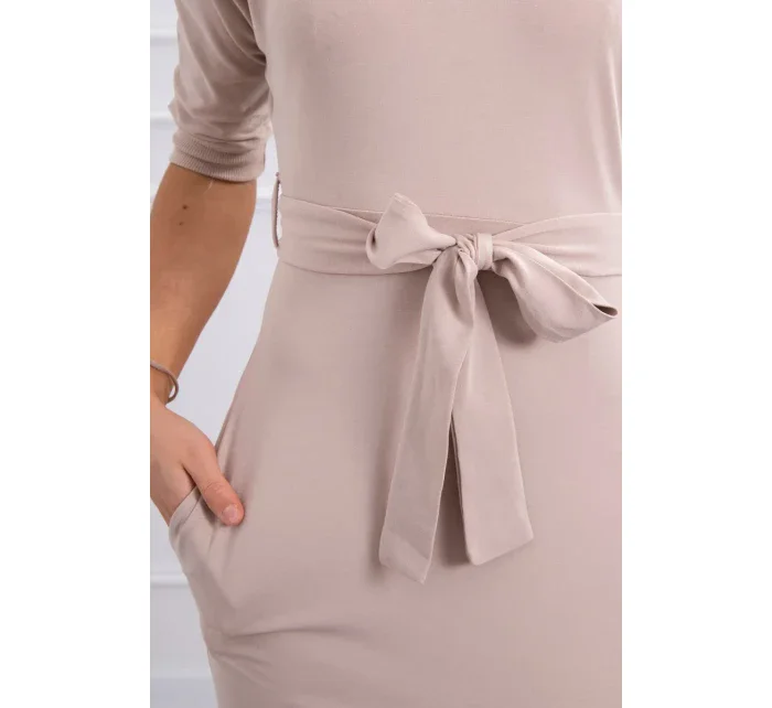 Šaty s krídlami na ramenách béžovej