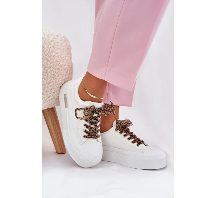 Dámské tenisky na masivní platformě s ozdobným šněrováním bílé model 21689278 - Boto Dámské tenisky na masivní platformě s ozdobným šněrováním bílé model 21689278 - Boto