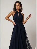 model 22210933 Elegantní maxi večerní šaty na ramínka s tylem a zavazováním v pase tmavě modré - numoco basic model 22210933 Elegantní maxi večerní šaty na ramínka s tylem a zavazováním v pase tmavě modré - numoco basic