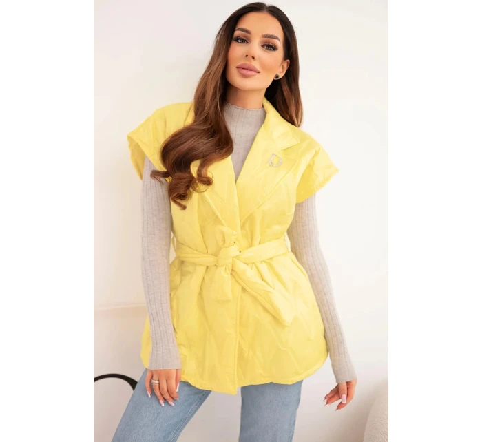 Dámská prošívaná vesta s páskem a širokým límcem žlutá