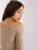 Béžový sveter s otvorenými ramenami a retiazkami