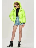 Neónovo žltá dámska krátka zimná bunda s kapucňou (JIN211)
