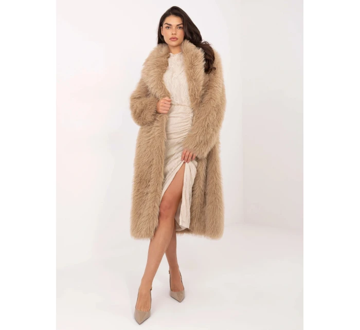 Tmavě béžový dlouhý dámský kabát z umělé kožešiny model 21818077 - Factory Price Tmavě béžový dlouhý dámský kabát z umělé kožešiny model 21818077 - Factory Price