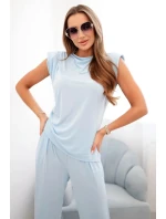 Elegantný dámsky set so širokými nohavicami a blúzkou s volánikmi modrej farby Elegantný dámsky set so širokými nohavicami a blúzkou s volánikmi modrej farby