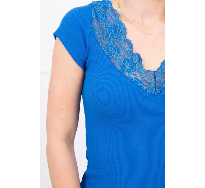 Blúzka s čipkovým výstrihom nevädze modrá
