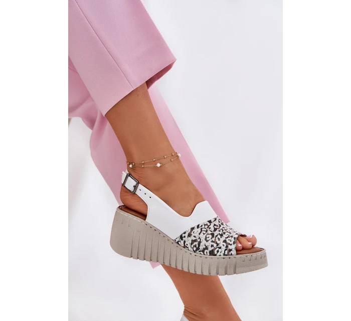 Sandały Damskie Z Naturalnej Skóry Na Koturnie Artiker 56C0958 Białe Sandały Damskie Z Naturalnej Skóry Na Koturnie Artiker 56C0958 Białe