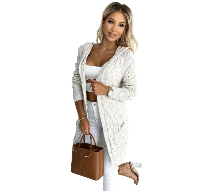 Béžový dámský kardigan přehoz přes oblečení s kapucí, kapsami a copánkovým vzorem model 18838309 - numoco basic Béžový dámský kardigan přehoz přes oblečení s kapucí, kapsami a copánkovým vzorem model 18838309 - numoco basic