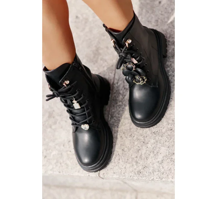 Členkové topánky z eko kože Workery Dámske s príveskami Čierne Rianael