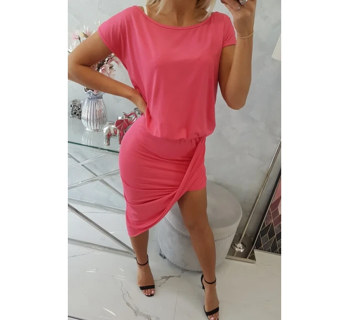 Asymetrické fuchsiové šaty