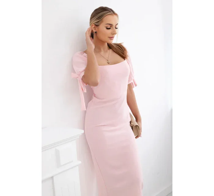 Šaty vzadu nařasené se zavazovacími rukávy světle růžová