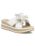 Dámske biele kožené žabky Filippo DK7636 s kvetom na platforme