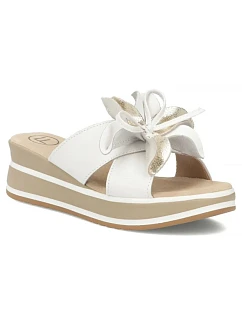 Dámske biele kožené žabky Filippo DK7636 s kvetom na platforme