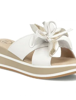 Dámske biele kožené žabky Filippo DK7636 s kvetom na platforme