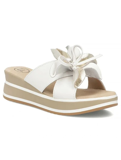 Dámske biele kožené žabky Filippo DK7636 s kvetom na platforme