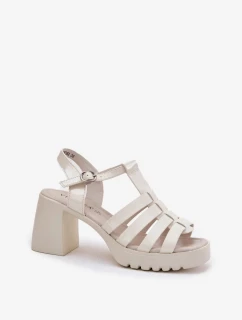 Dámske lakované sandále na podpätku - svetlo béžové Vinceza