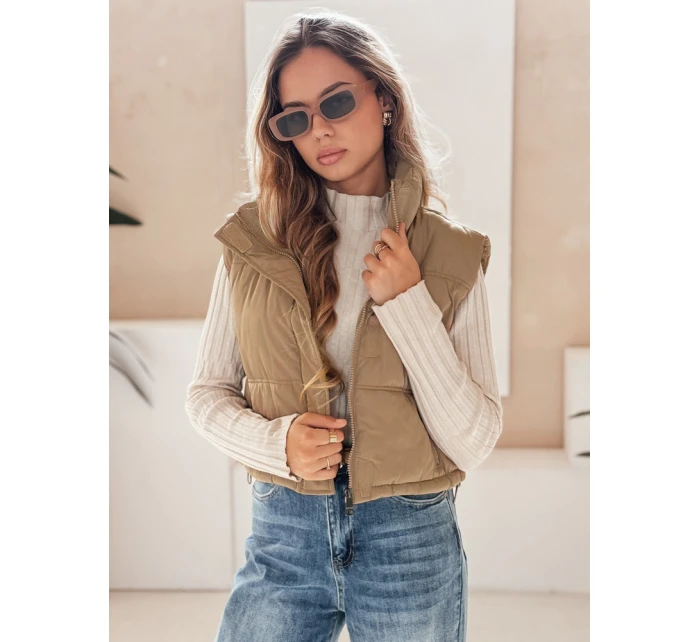 Dámská prošívaná tmavě béžová vesta Dstreet model 21991832 - FashionStreet Dámská prošívaná tmavě béžová vesta Dstreet model 21991832 - FashionStreet