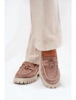 Dámske semišové mokasíny s ozdobným špendlíkom "Miś" Vinceza - béžové Dámske semišové mokasíny s ozdobným špendlíkom "Miś" Vinceza - béžové