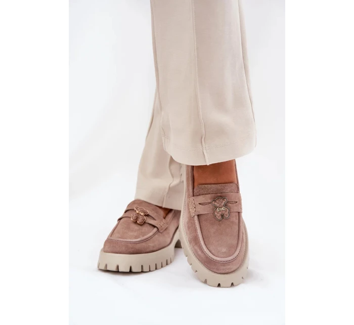 Dámske semišové mokasíny s ozdobným špendlíkom "Miś" Vinceza - béžové Dámske semišové mokasíny s ozdobným špendlíkom "Miś" Vinceza - béžové
