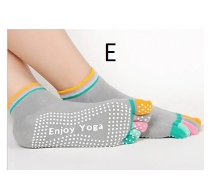 FARBA PONOŽIEK NA NOHÁCH NA JOGU