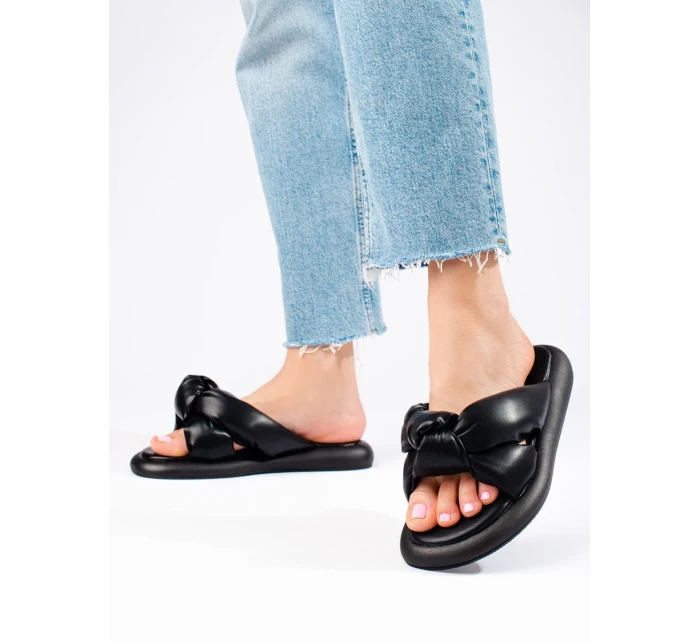 Zajímavé dámské nazouváky černé bez podpatku Zajímavé dámské nazouváky černé bez podpatku