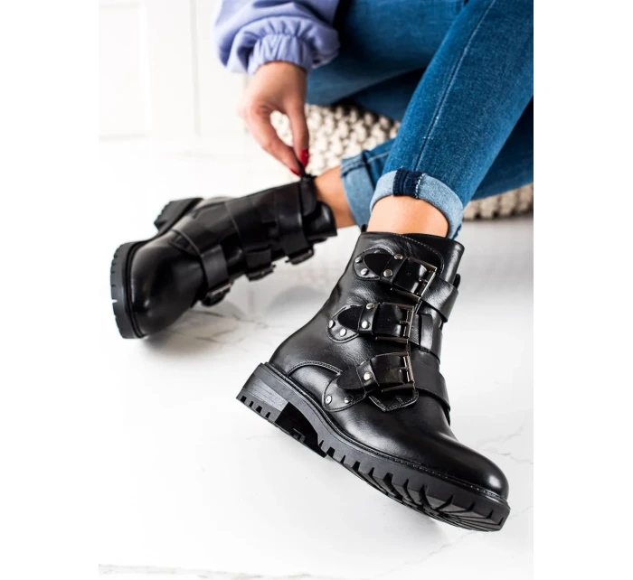 Pohodlné dámske čierne členkové topánky na plochom podpätku Pohodlné dámske čierne členkové topánky na plochom podpätku