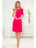 Dámské plisované šaty v malinové barvě s opaskem model 17996554 - numoco Dámské plisované šaty v malinové barvě s opaskem model 17996554 - numoco