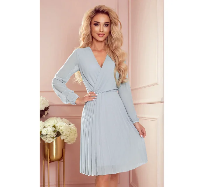 ISABELLE - Šedé dámske plisované šaty s dekoltom a dlhými rukávmi 313-11 ISABELLE - Šedé dámske plisované šaty s dekoltom a dlhými rukávmi 313-11