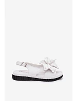 Kožené dámské sandály s ozdobným květem Vinceza 66917 Bílé