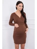 Priliehavé šaty s výrezom pod prsiami hnedej farby