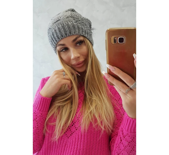 Sandra model 18750729 tmavě šedá fleecová čepice - K-Fashion Sandra model 18750729 tmavě šedá fleecová čepice - K-Fashion