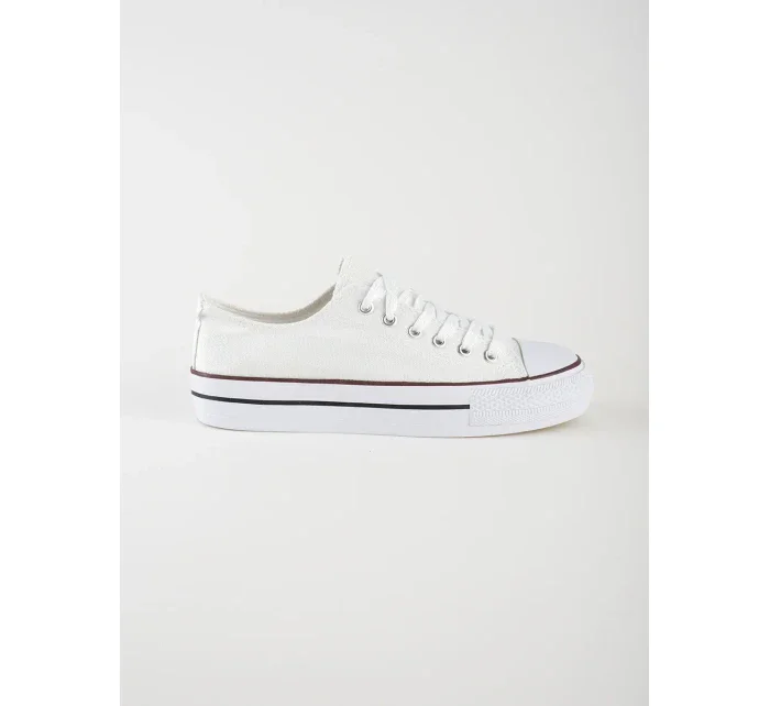 Zaujímavé biele tenisky pre ženy bez podpätku Zaujímavé biele tenisky pre ženy bez podpätku