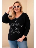 Dámska blúzka nadmernej veľkosti s nápismi a perlami čierna