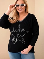Dámska blúzka nadmernej veľkosti s nápismi a perlami čierna