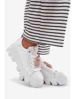 Kožené tenisky s ozdobnou broží  bílé model 21694817 - CheBello