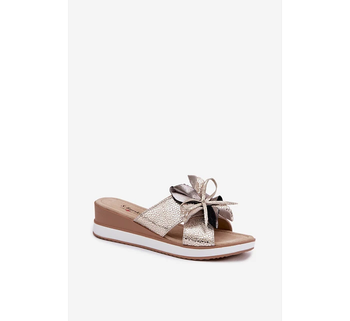 Kožené nazouváky na platformě s květem  Zlaté model 22100377 - S.Barski