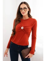 Dámska blúzka z viskózy s opaskom a brošňou hnedá