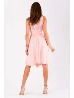 Dámské společenské šaty středně dlouhé růžové Růžová / S model 15043233 - EVA&LOLA Dámské společenské šaty středně dlouhé růžové Růžová / S model 15043233 - EVA&LOLA