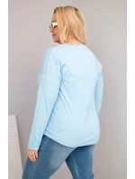Dámska blúzka nadrozmernej veľkosti s výstrihom do V a dlhším chrbtom v modrej farbe